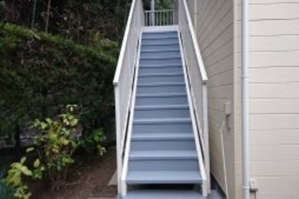 鉄骨階段・ウッド調外壁　塗り替え工事?‍♀️の画像
