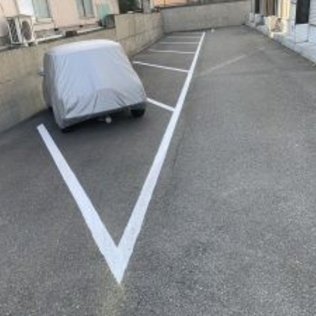 駐車場の白線・倉庫塗り替え工事?‍♀️の画像