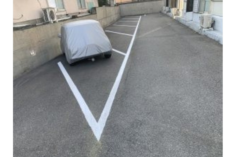 駐車場の白線・倉庫塗り替え工事?‍♀️の画像