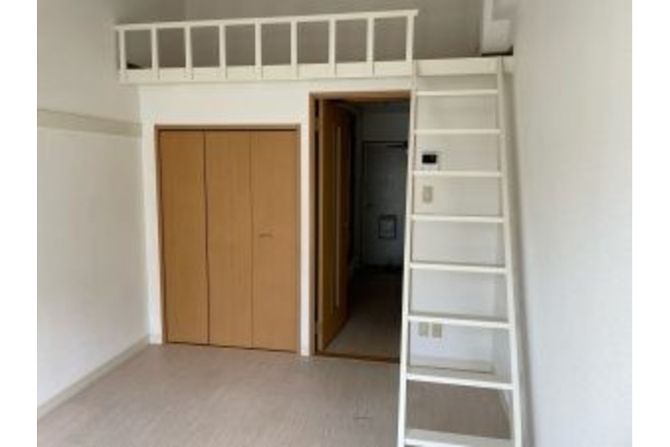 岡山市 中区 西川原 アパート 室内塗装工事?‍♀️ロフト 手すり 階段の画像