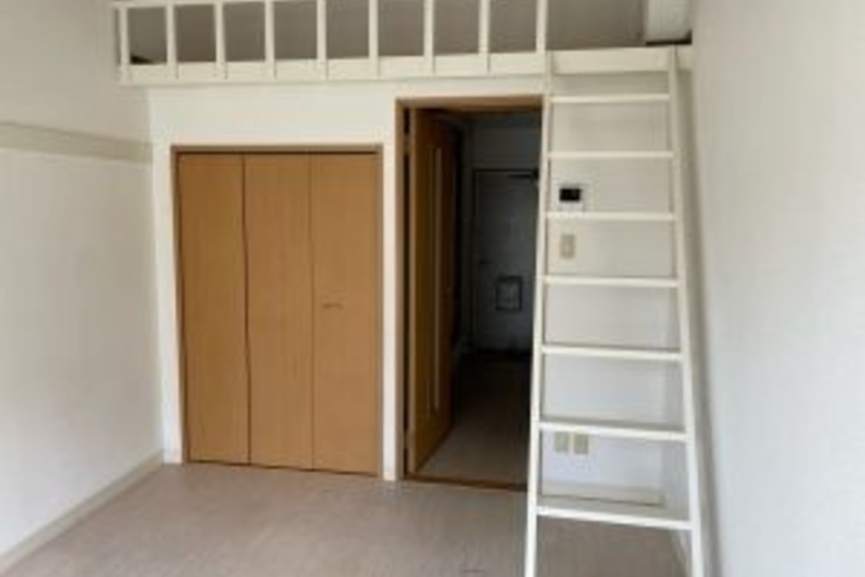 岡山市 中区 西川原 アパート 室内塗装工事?‍♀️ロフト 手すり 階段の画像
