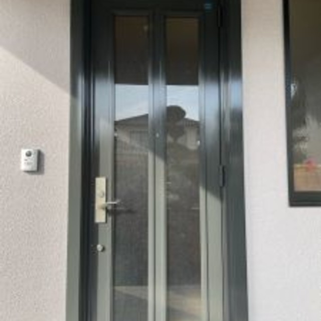 岡山市 中区 湊 S様邸 玄関扉 塗り替え工事?‍♀️玄関ドア 物干しの画像