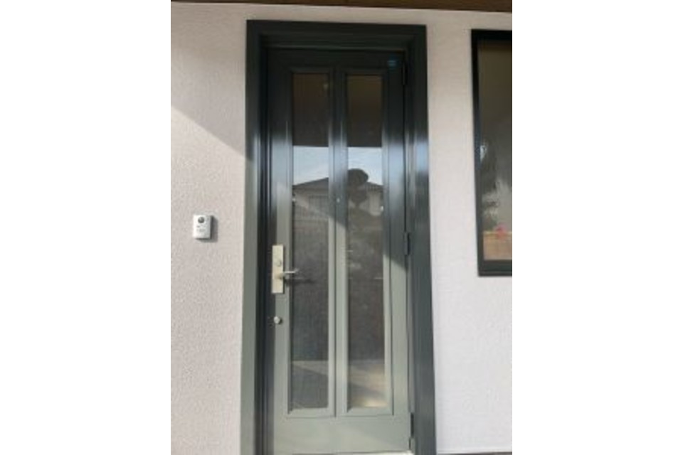 岡山市 中区 湊 S様邸 玄関扉 塗り替え工事?‍♀️玄関ドア 物干しの画像