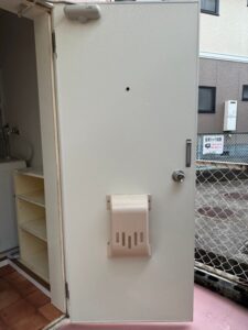 岡山市　中区　竹田　アパート　A  室内階段　壁板　扉　塗装工事の画像