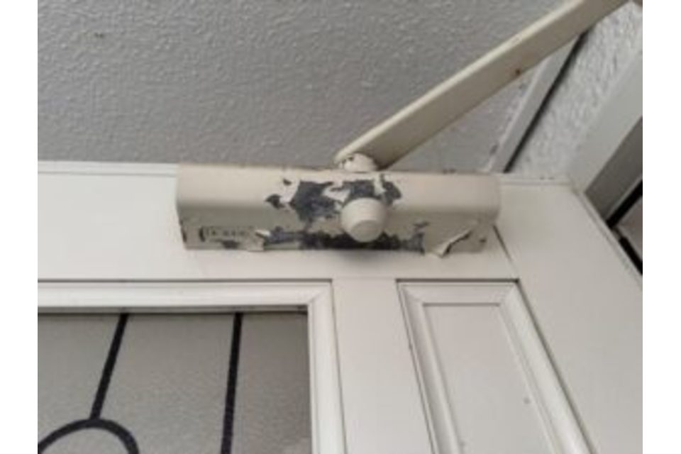 S様邸　アパート　室内　塗装工事ベランダ　浴室棚　分電盤　踏み板　下駄箱　ポスト　ドアクローザーの画像