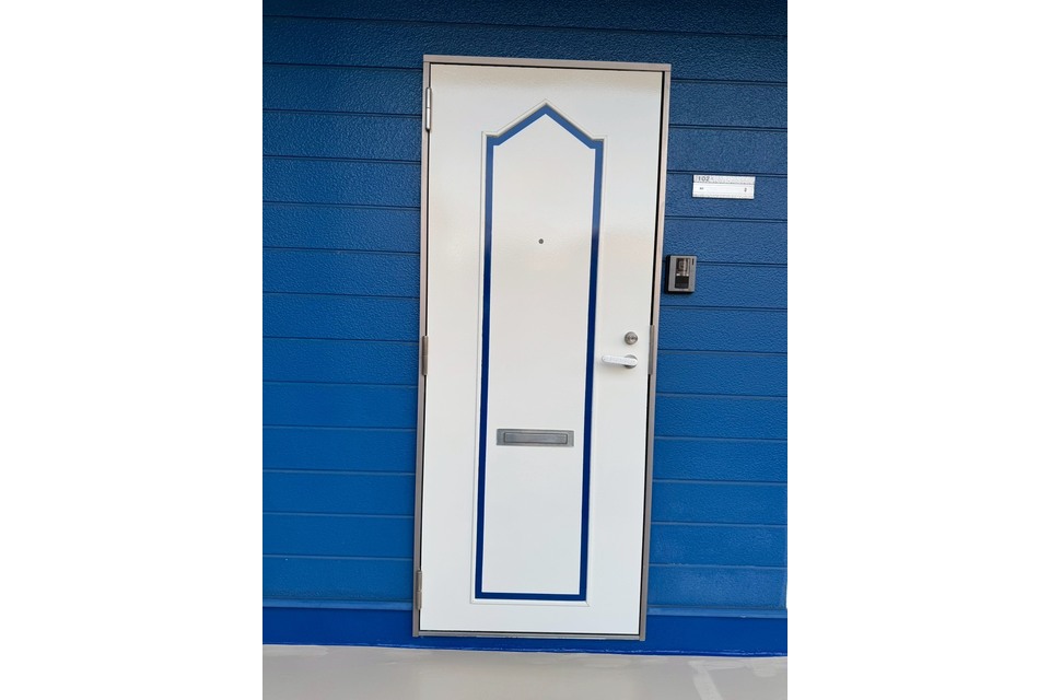 岡山市中区竹田 K様邸（アパート） 玄関ドア・廊下・鉄骨階段の画像