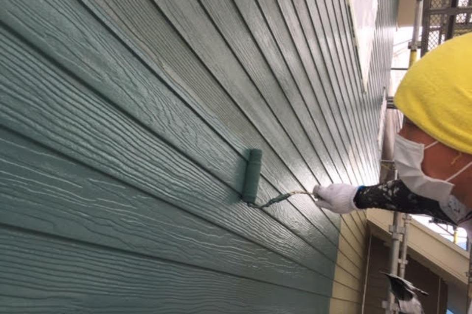 塗装している画像